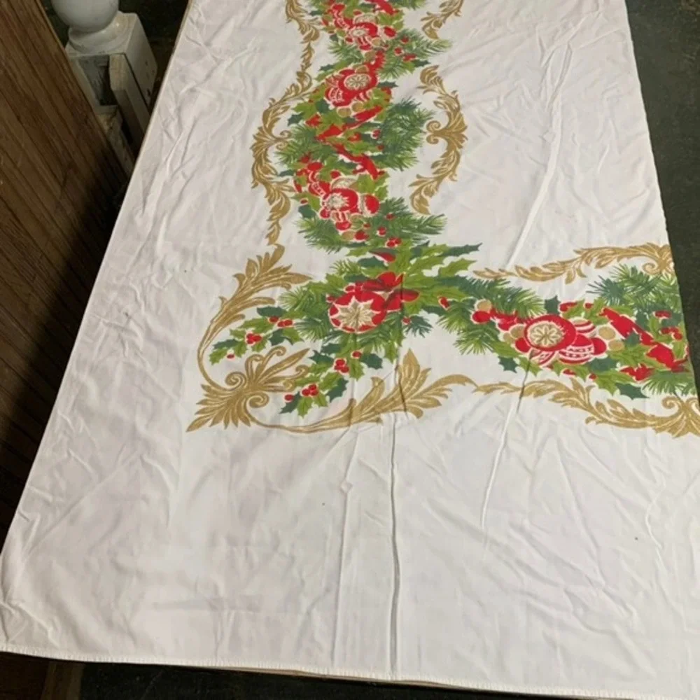 Vintage Christmas Tablecloth Holly Berry Gold‎ Trim Holiday 89 x 59 Rectangle